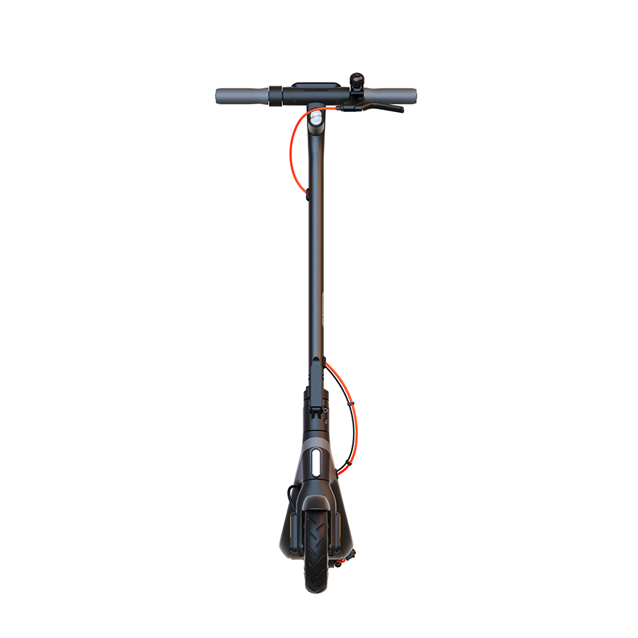 Siyah elektrikli scooter, gri gidon, kırmızı kablo ve beyaz arka plan.
