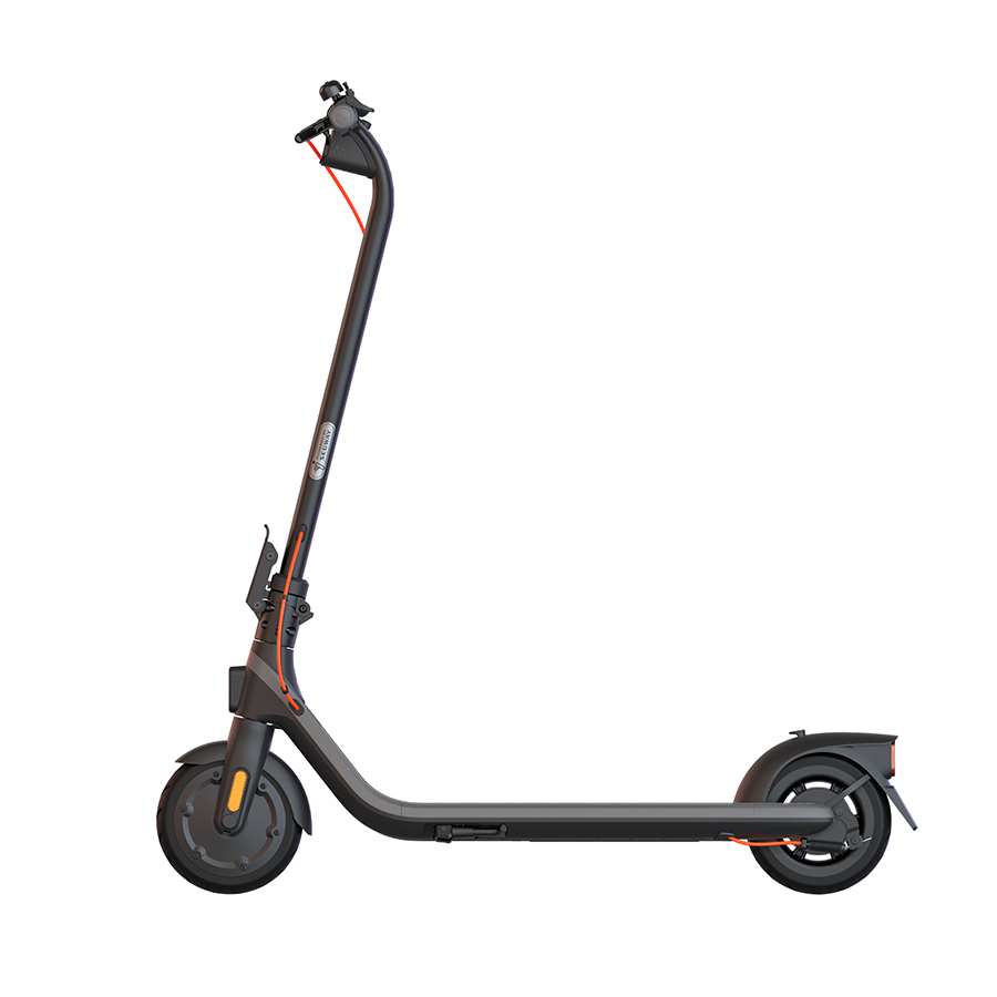 Beyaz zemin üzerinde siyah elektrikli scooter. Kavisli bir gidona ve turuncu kablolar ve detaylara sahip iki tekerleğe sahip.