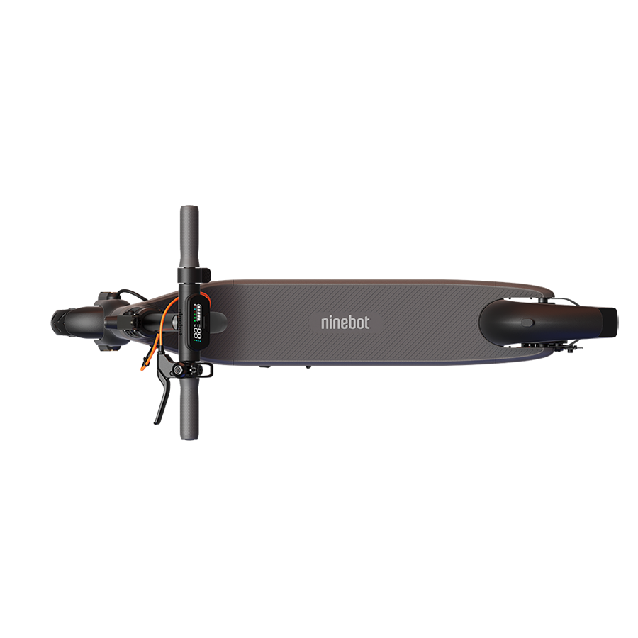 Gri Ninebot elektrikli scooter'ın yukarıdan görünümü. Beyaz bir arka plan üzerinde gidon, ekran ve platform görülebilir.