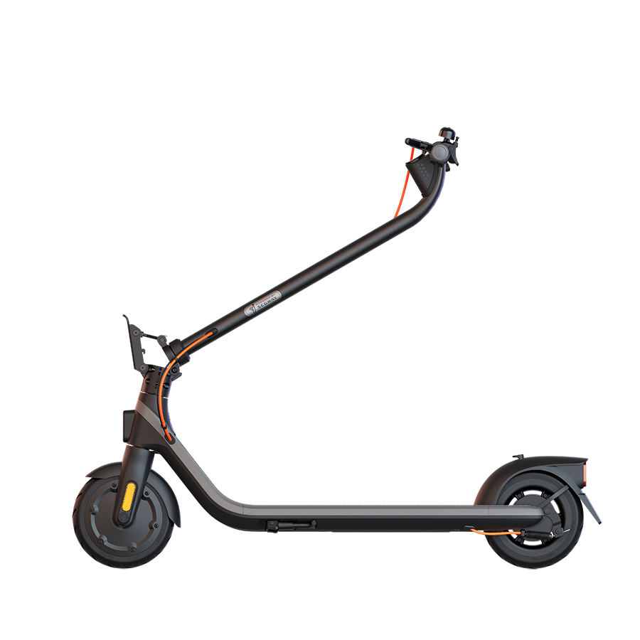 Turuncu detaylara sahip siyah bir elektrikli scooter. Kavisli bir gidona, iki tekerleğe ve bir ayak tahtasına sahip, beyaz zemin üzerinde.