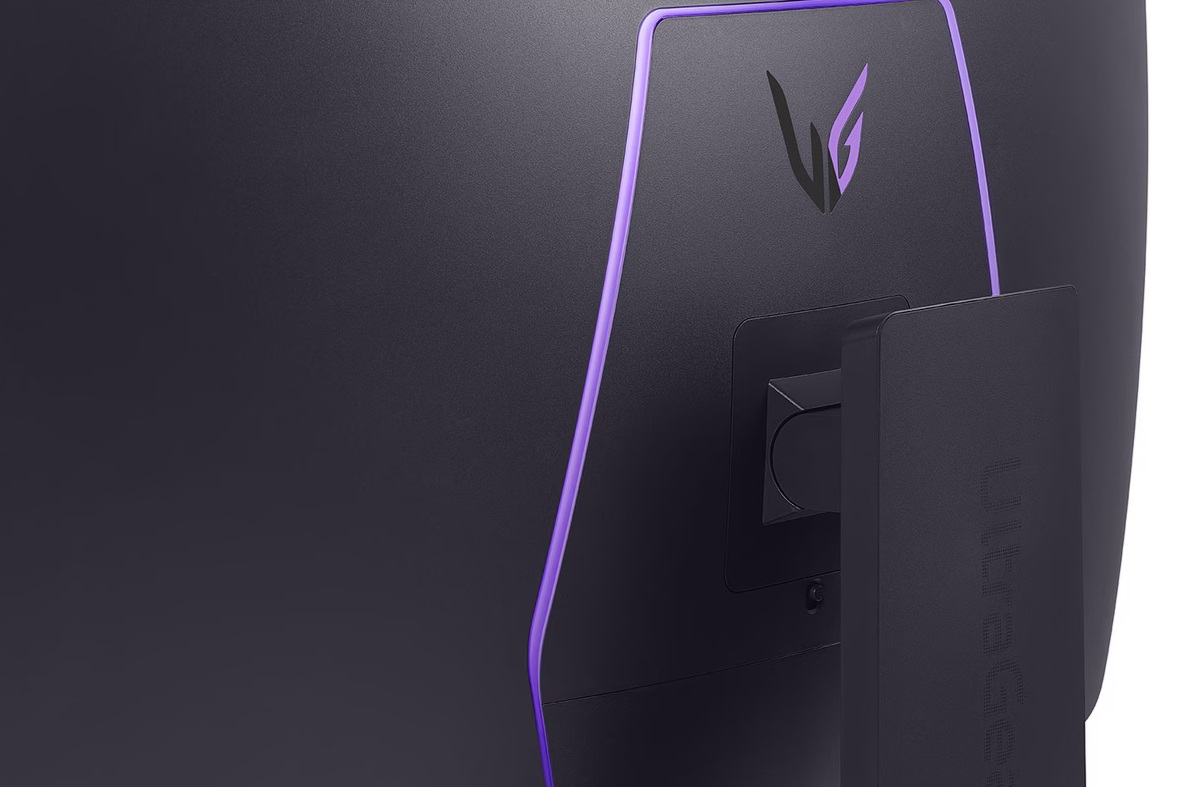 Tył czarnego monitora z fioletowym akcentem. Widoczne logo LG UltraGear. Podstawa monitora również jest czarna.