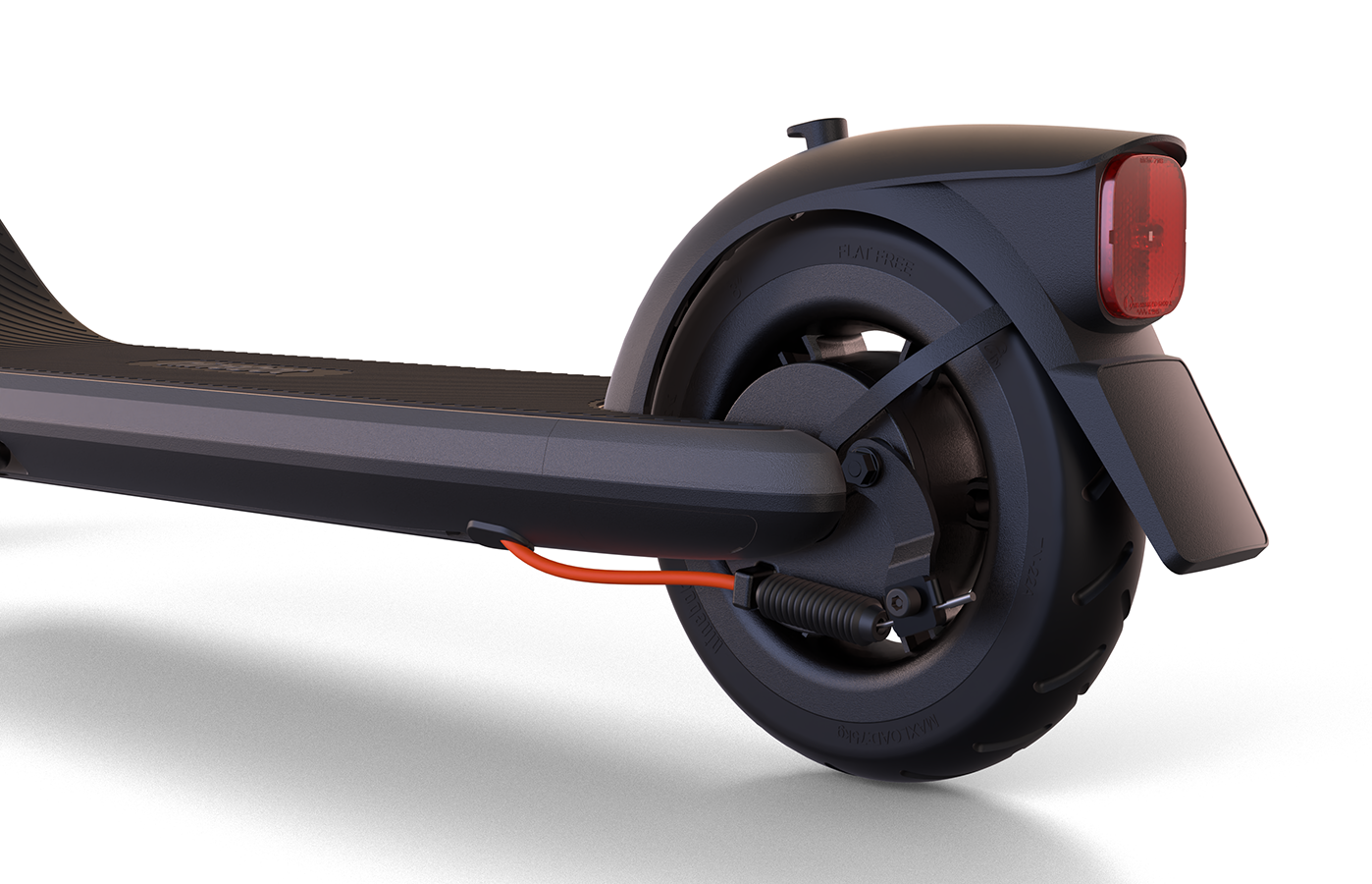 Siyah elektrikli scooter arka tekerleği ve platformu. Kırmızı arka lamba ve turuncu kablo görünür. Beyaz zemin.