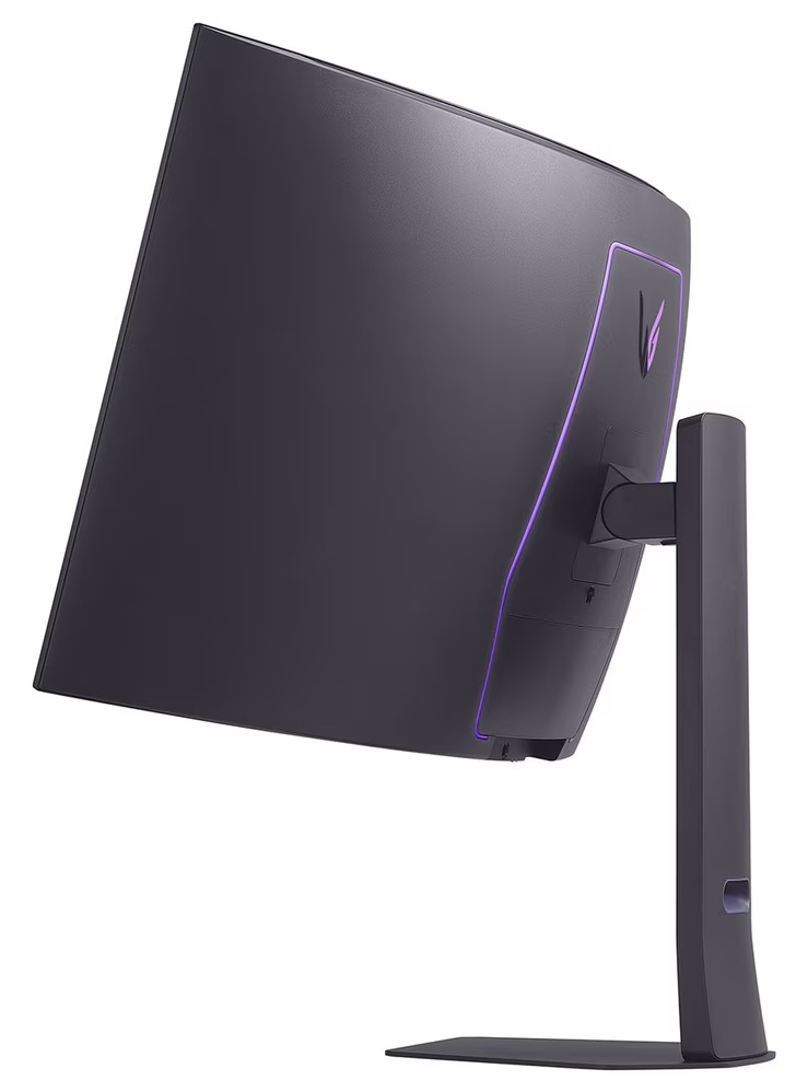 Zakrzywiony czarny monitor z fioletowym podświetleniem jest skierowany w stronę widza. Stoi na czarnym stojaku, z białym tłem.