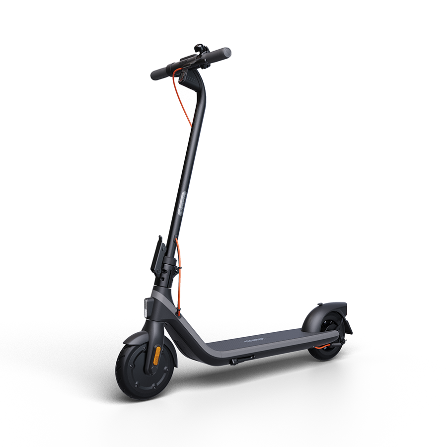 Beyaz zemin üzerinde siyah bir elektrikli scooter. Gidon, güverte ve iki tekerleği var. Turuncu bir kablo gövde boyunca uzanıyor.
