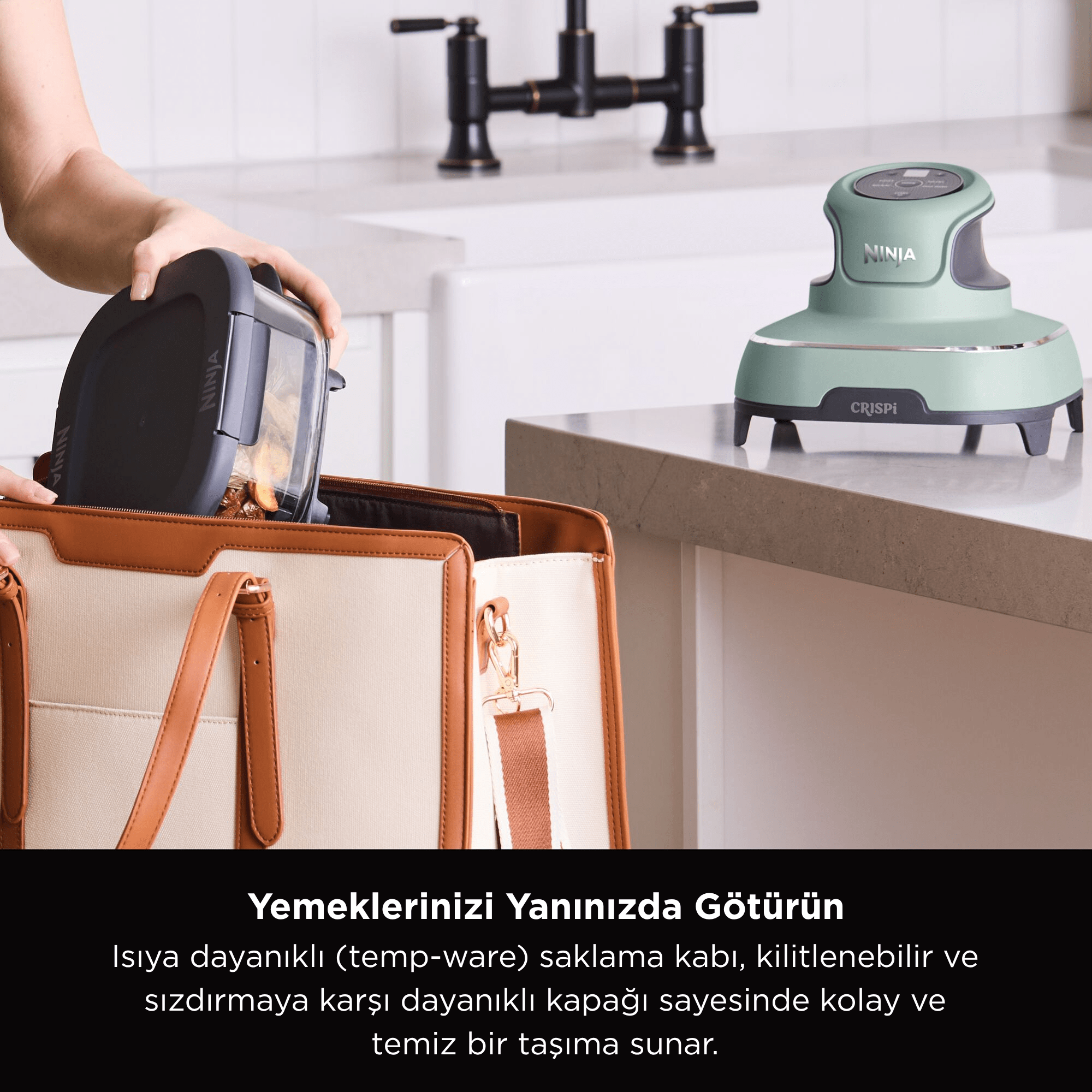 Bir kişi, siyah bir Ninja airfryer'ı bej bir çantaya koyuyor. Tezgahta turkuaz bir Crispi airfryer duruyor.
