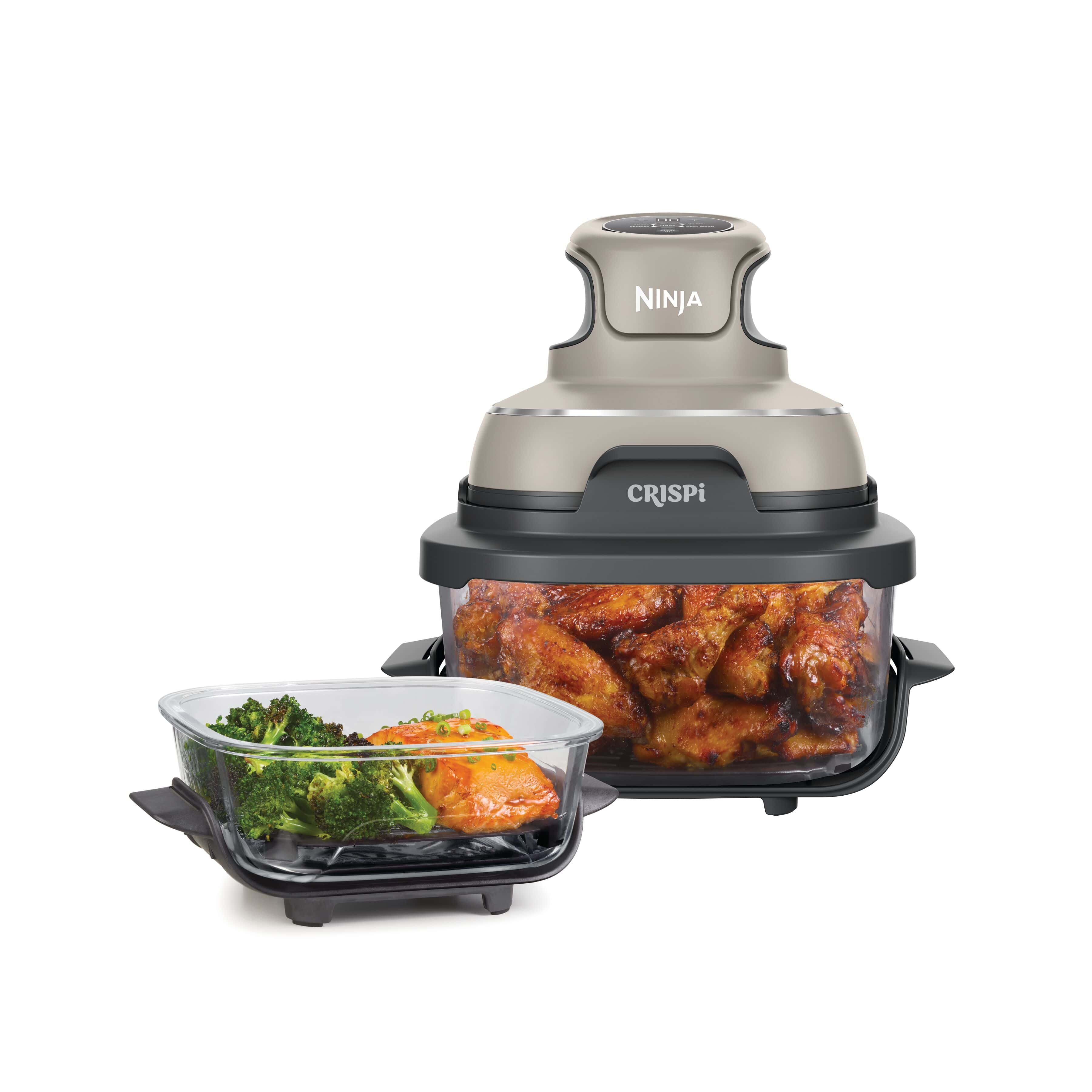 Şeffaf bir kapta pişmiş tavuk kanatları, başka bir kapta brokoli ve balık bulunan bir airfryer.