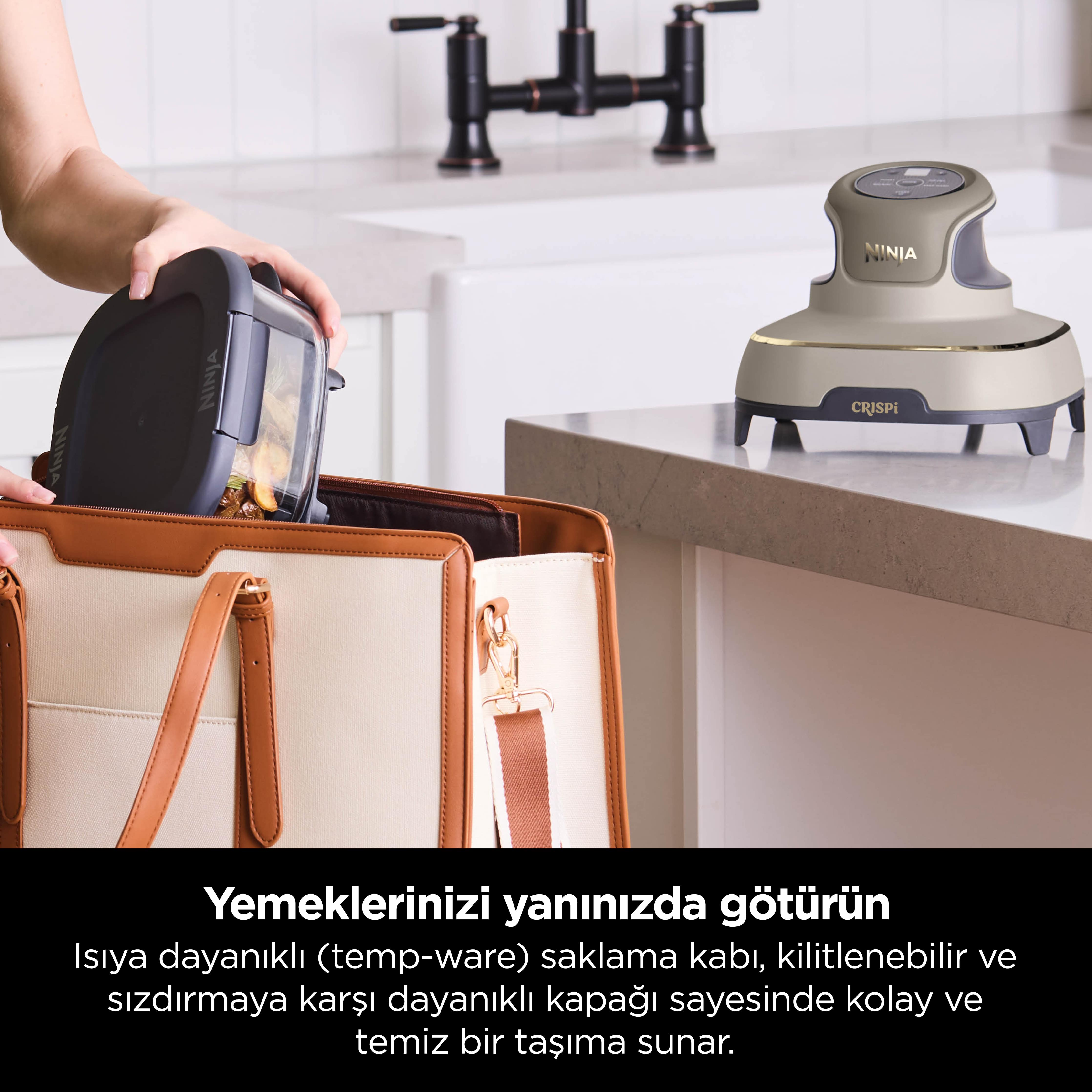 Bir kişi bir yiyecek kabını bir çantaya yerleştirir. Bir Ninja yiyecek aleti bir tezgahta duruyor. Metin: Yiyeceklerinizi yanınızda götürün.