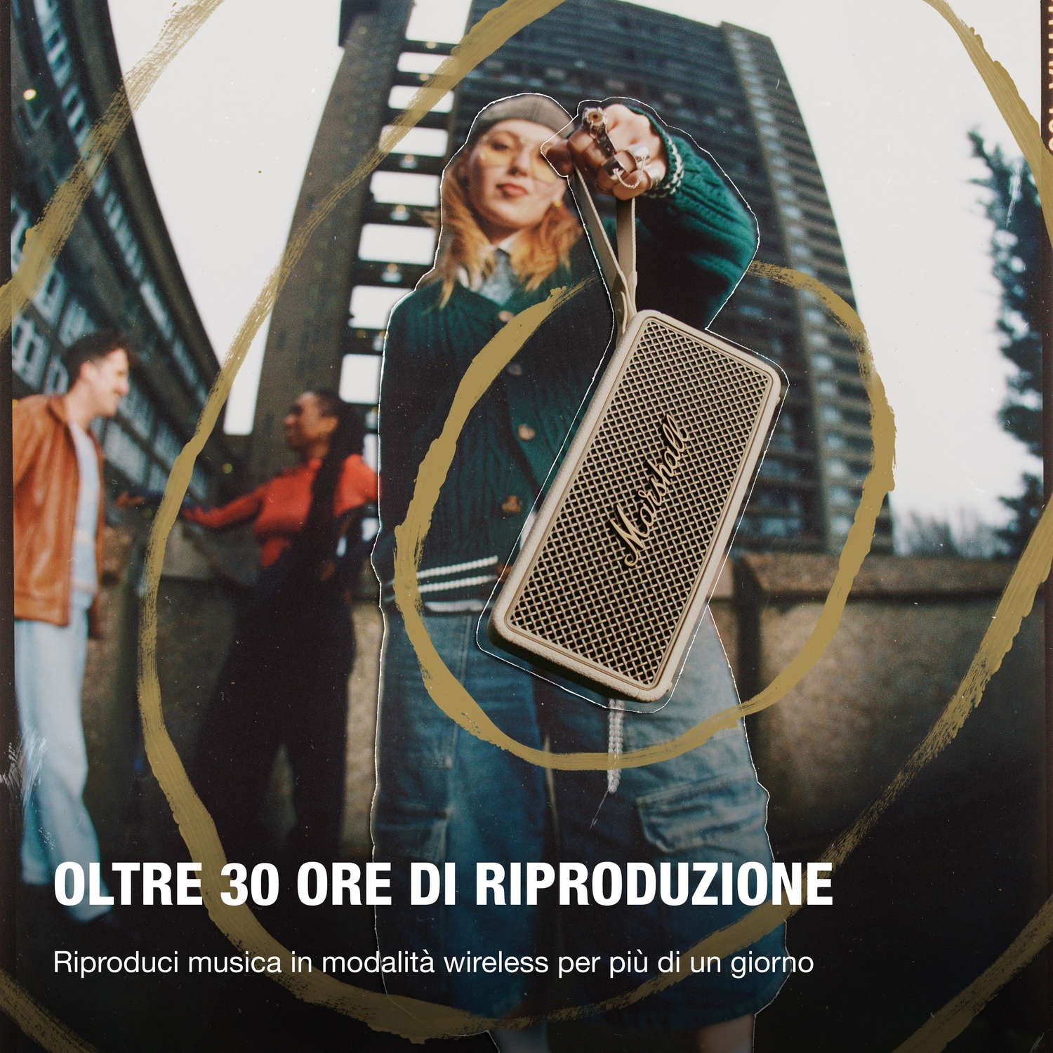 Una persona tiene in mano un altoparlante Marshall. Altre persone sono sullo sfondo. Il testo dice "Oltre 30 ore di riproduzione".