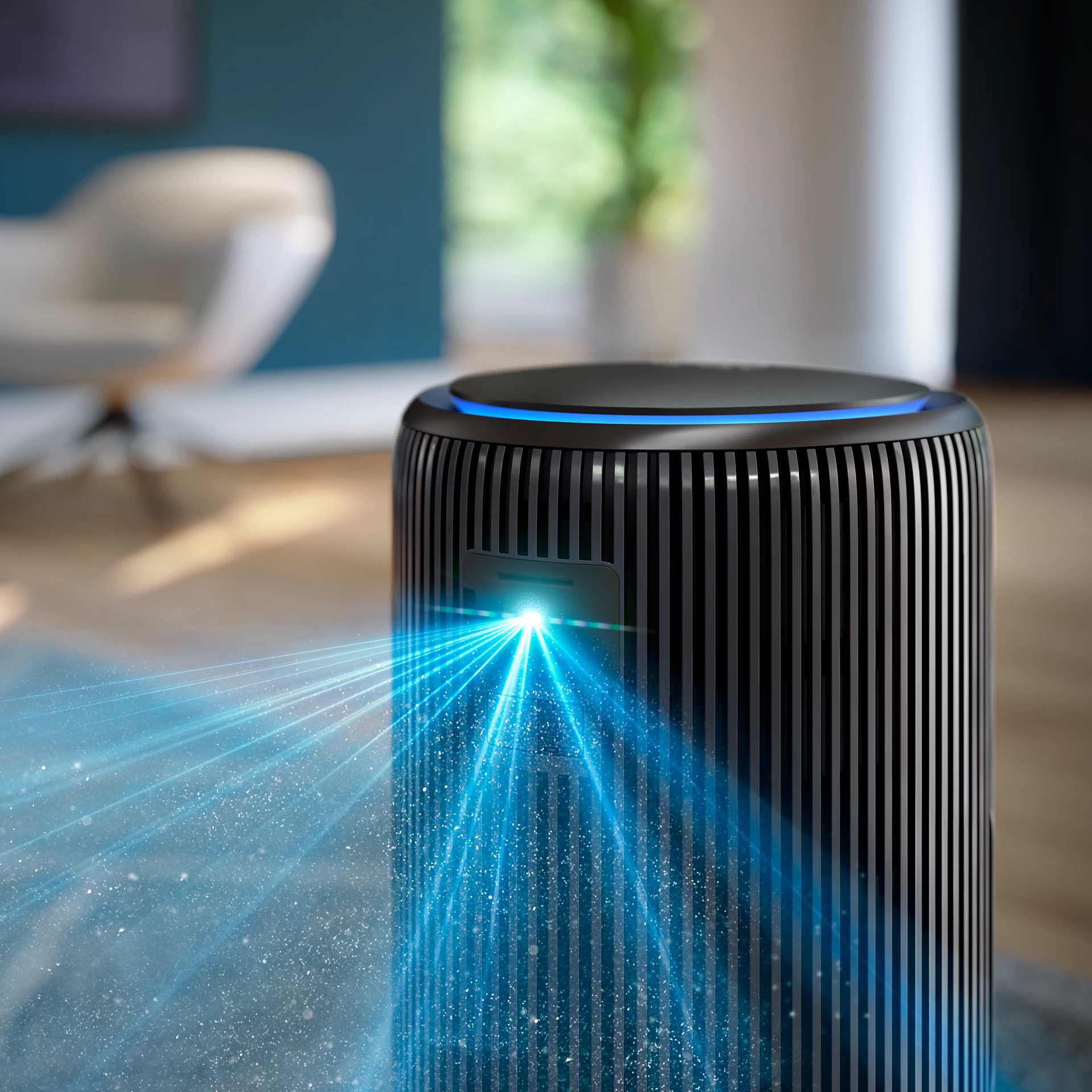 Un purificateur d'air noir émet des rayons de lumière bleus. Il est dans une pièce avec une chaise blanche et un plancher en bois.