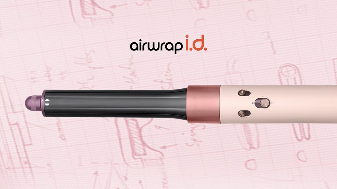 Un outil de coiffure avec un design noir et or rose, sur un fond rose avec des croquis et le texte 'airwrap i.d.'