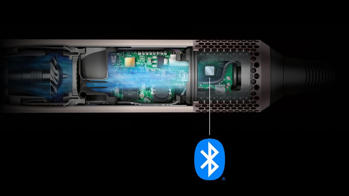 Coupe transversale d'un sèche-cheveux, montrant des composants internes comme une turbine, des circuits imprimés et le symbole Bluetooth.