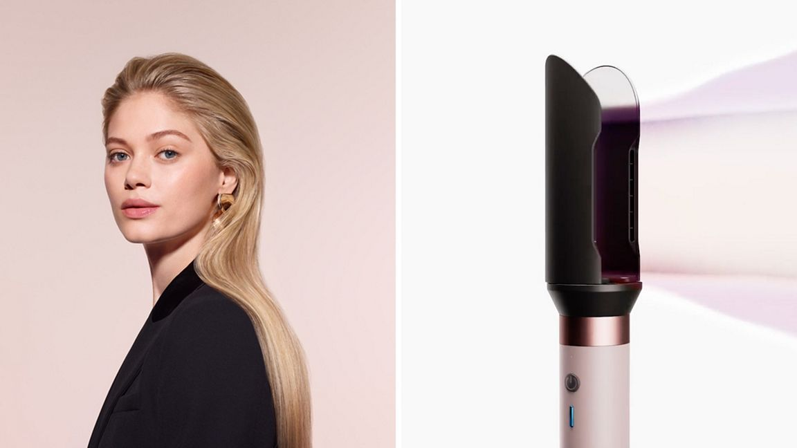 Eine Frau mit blondem Haar, die einen schwarzen Blazer trägt. Daneben ein rosa-schwarzes Haarstyling-Tool.
