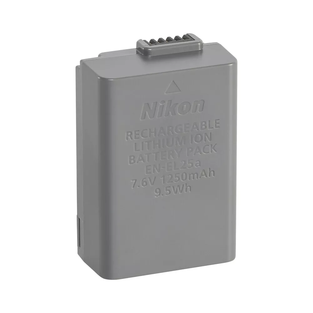 Gri bir Nikon şarj edilebilir lityum iyon pil takımı. Üstte bir konnektör ve ön tarafta özelliklerin yazılı olduğu beyaz metin var.
