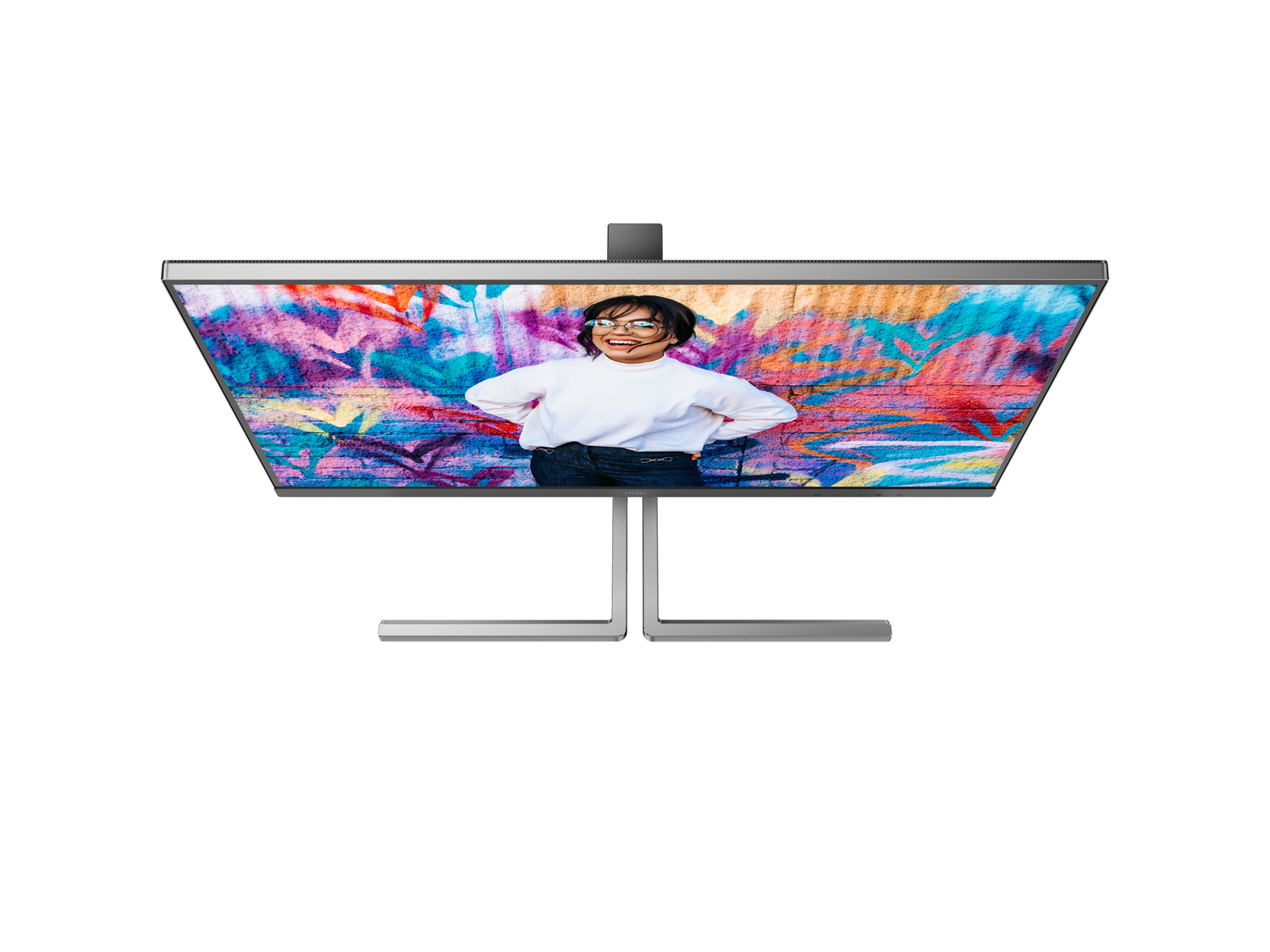 Una persona con gafas y un suéter blanco sonríe frente a una colorida pared de graffiti, mostrada en la pantalla de una computadora.