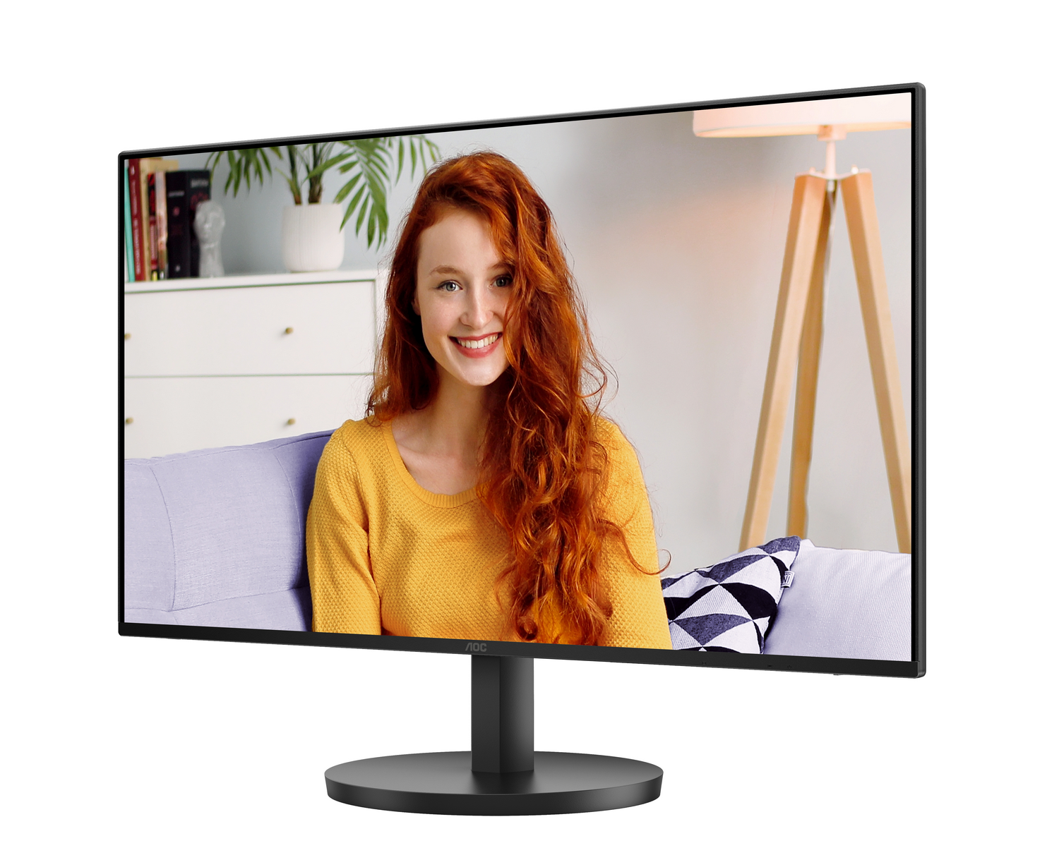 Un monitor muestra a una mujer pelirroja sonriendo. El fondo muestra una habitación con sofá, lámpara y decoración.
