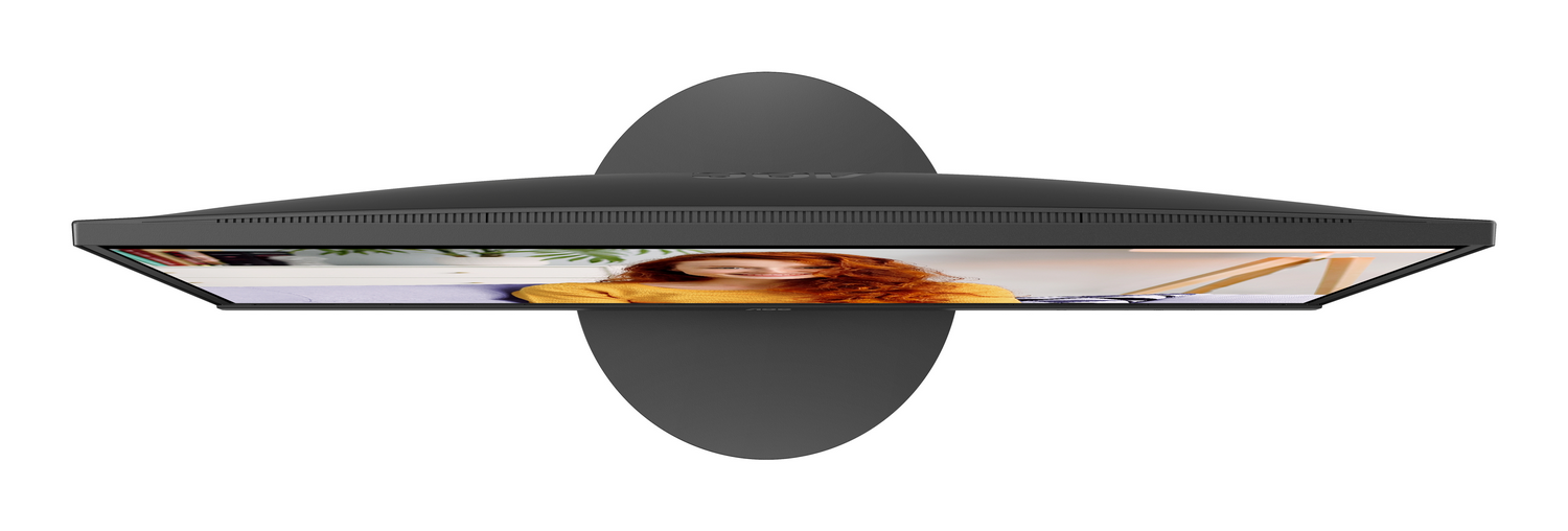 Vista cenital de un monitor negro. La pantalla muestra a una mujer pelirroja. El monitor está sobre un fondo blanco.