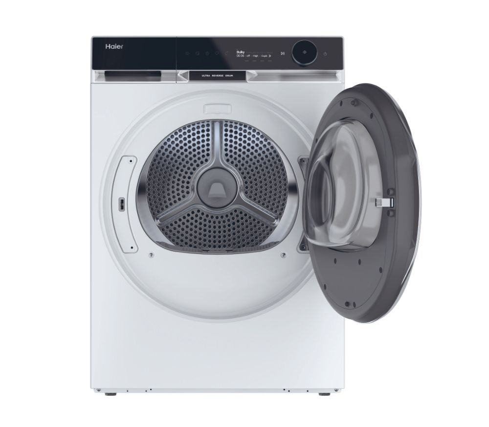Açık kapılı beyaz bir Haier kurutucu. Dijital bir ekranı ve koyu gri bir kapı çerçevesi var. İçeride tambur görülebilir.