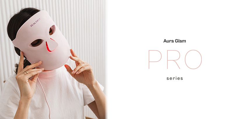 Eine Frau trägt eine rosa Gesichtsmaske. Auf der rechten Seite steht 'Aura Glam PRO series'.