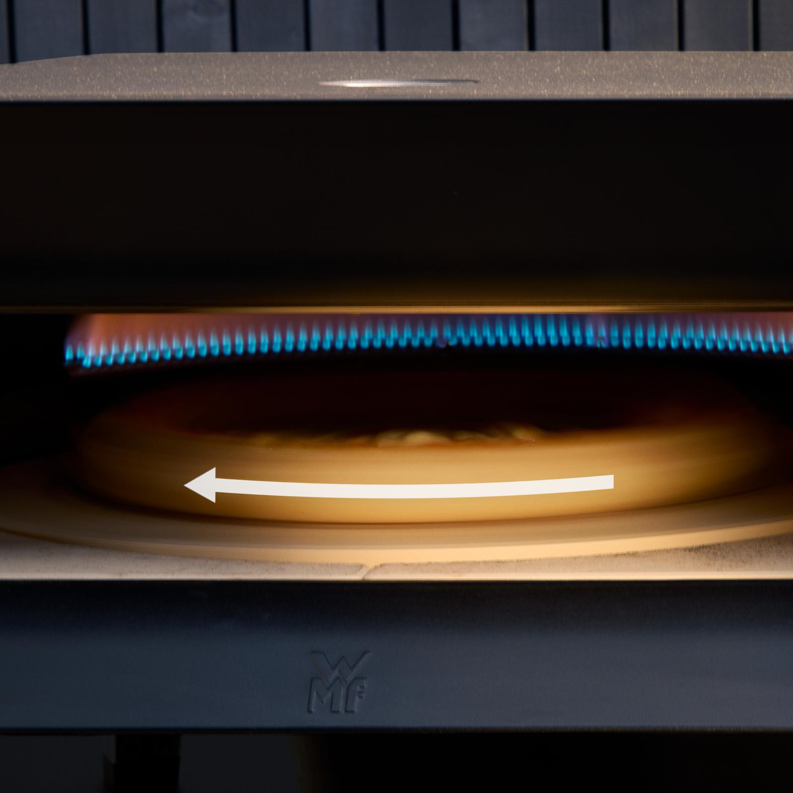 Eine Pizza in einem Ofen mit blauer Flamme. Ein weißer Pfeil zeigt die Drehung der Pizza an.