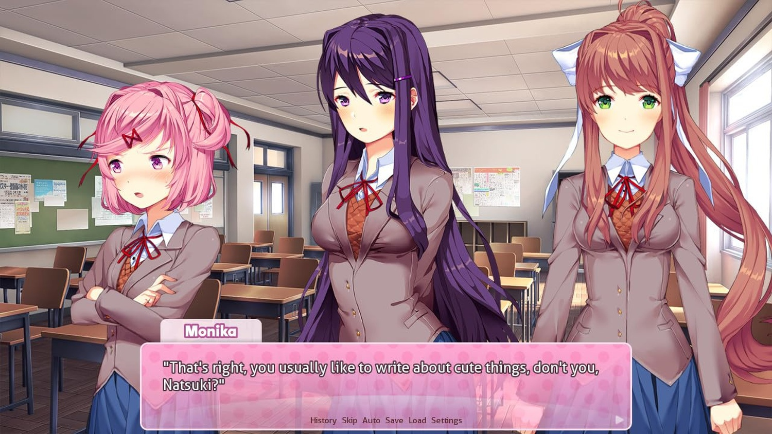 Drei Anime-Mädchen in einem Klassenzimmer. Monika spricht, Natsuki ist verlegen und Yuri steht da. Sprechblase sagt: „Du magst doch süße Dinge.“