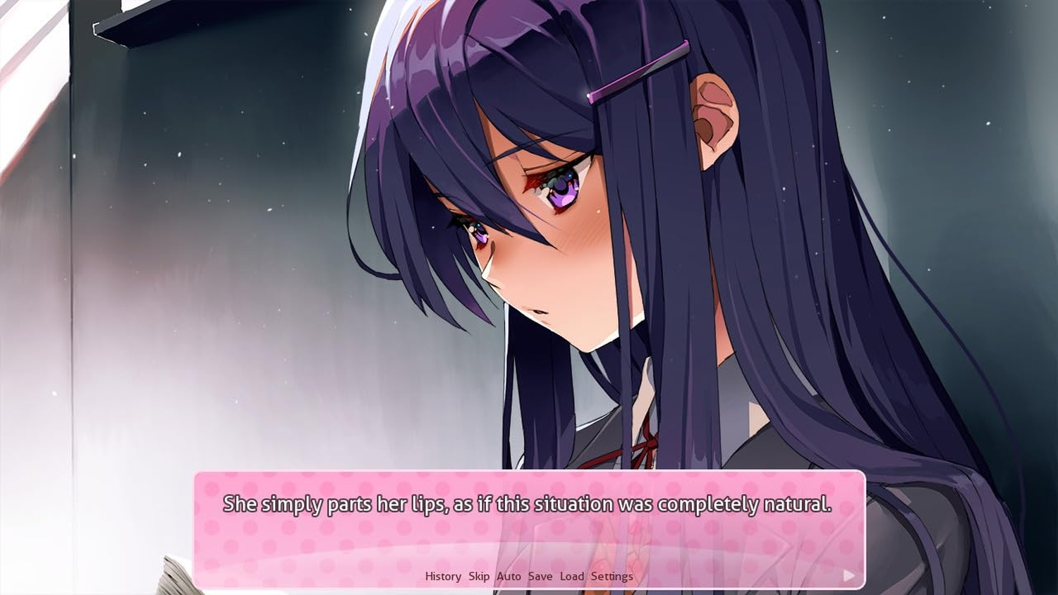 Anime-Mädchen mit lila Haaren, das nach unten schaut. Unten befindet sich eine rosa Box mit Text. Der Hintergrund ist dunkel mit weißen Punkten.