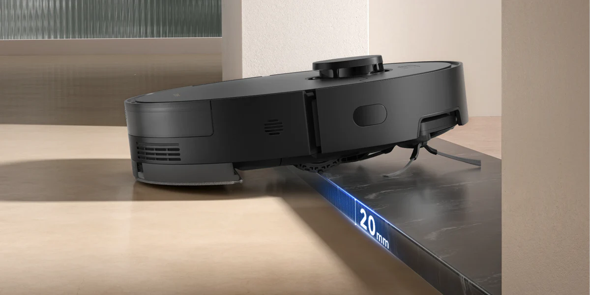 Egy fekete robotporszívó márvány felületen áll. A kép egy 20 mm-es élt mutat. A háttér elmosódott.