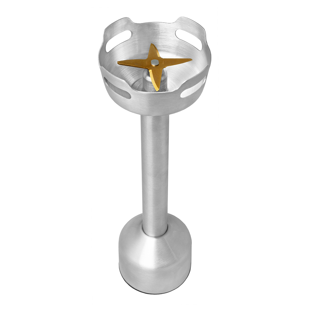 Ein silberner Stabmixer-Kopf mit einem goldenen Messer. Der Mixer steht auf weißem Hintergrund.