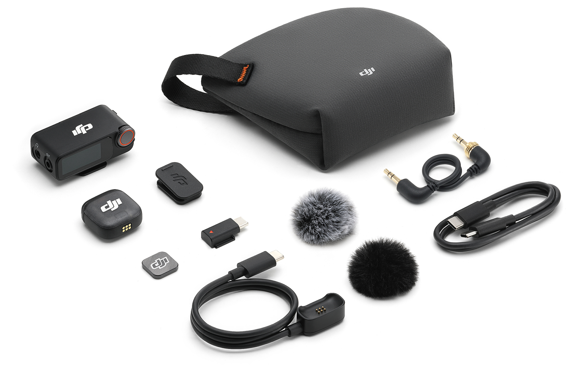 Egy fekete DJI audio felvevő készlet, több alkatrésszel, beleértve egy tokot, mikrofonokat, kábeleket és egy vevőt, fehér felületen.