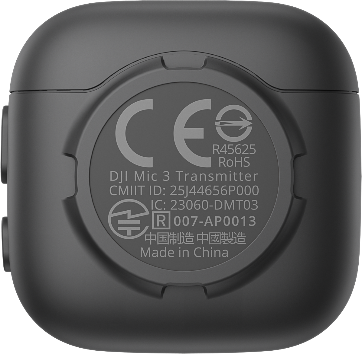 Egy fekete DJI Mic 3 adó. CE, RoHS jelzéssel és Made in China felirattal. Modell és ID információkat tartalmaz.
