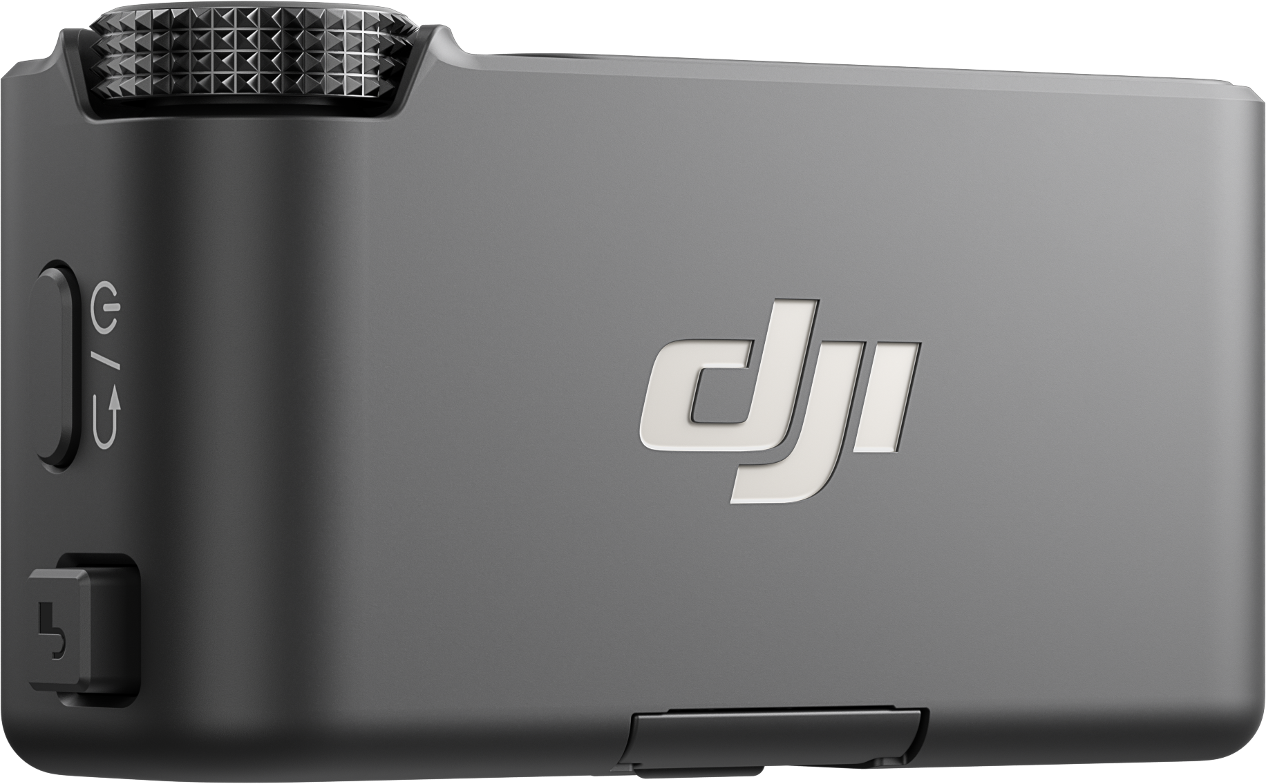 Egy sötétszürke DJI mikrofon. Van rajta egy bekapcsológomb, egy töltőport, és egy texturált forgatógombbal ellátott teteje. Rajta a DJI logó.