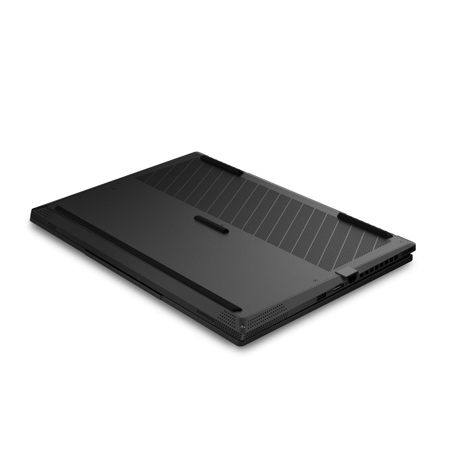 Un ordinateur portable noir fermé est incliné contre un fond noir. Le dessous de l'ordinateur portable est visible, montrant des ventilations et des ports.