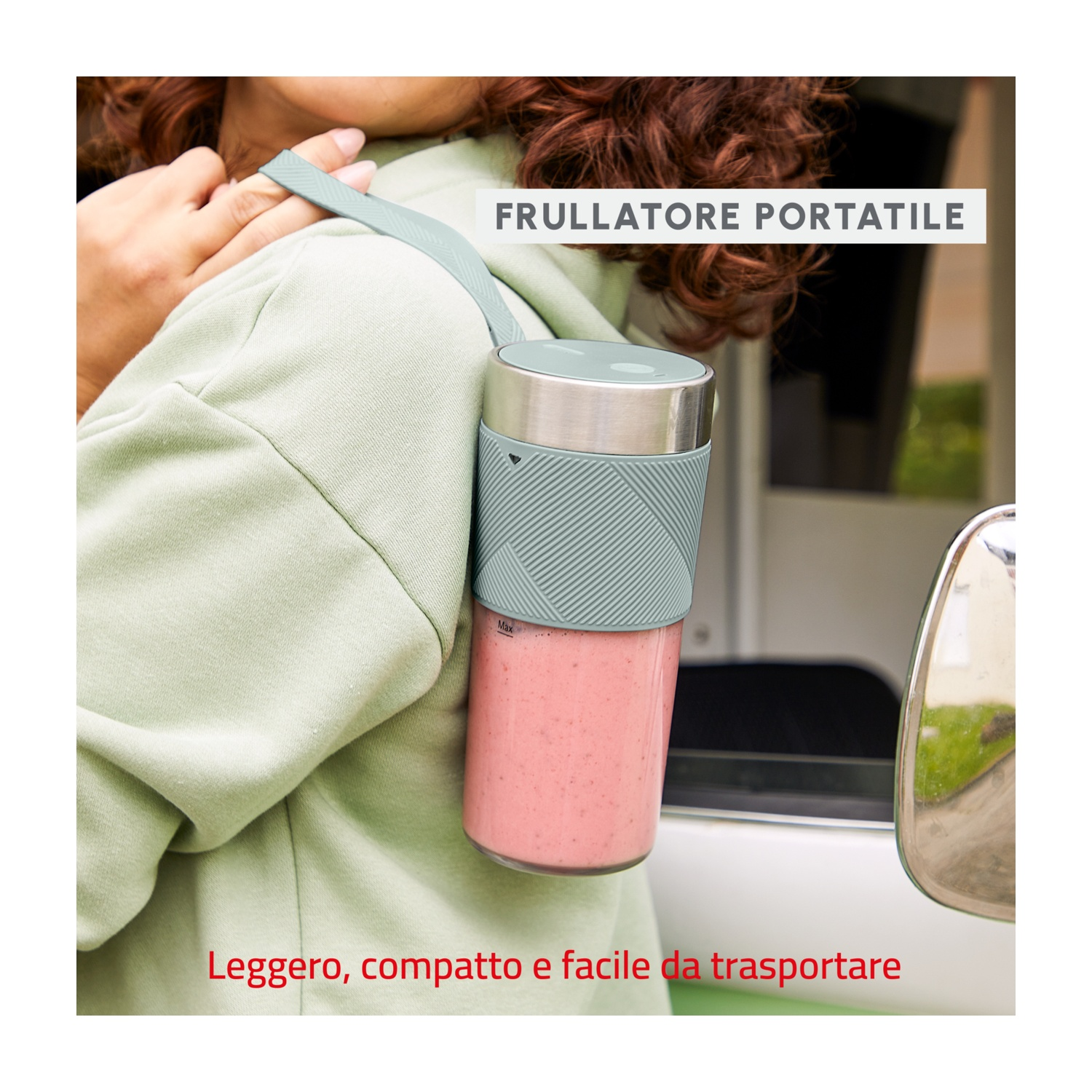 Donna con frullatore portatile con frullato rosa. Il testo dice: 'Leggero, compatto e facile da trasportare'.