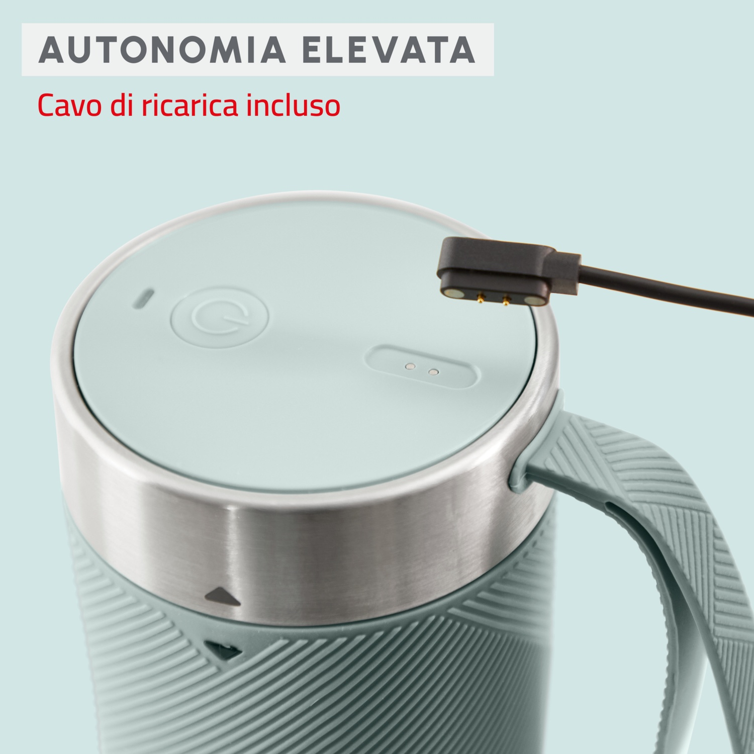 Una tazza verde acqua con manico. Un cavo di ricarica nero è collegato in alto. Testo: AUTONOMIA ELEVATA, Cavo di ricarica incluso.