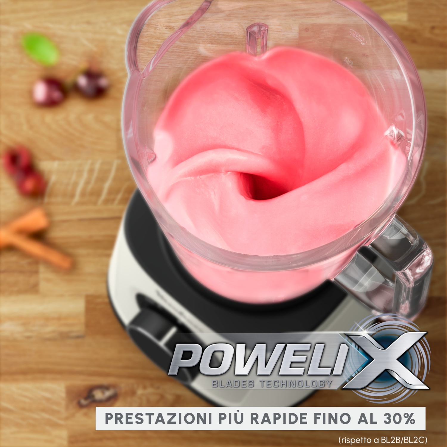 Un frullatore con contenuto rosa. Il frullatore è su una superficie di legno con ingredienti sparsi sullo sfondo.