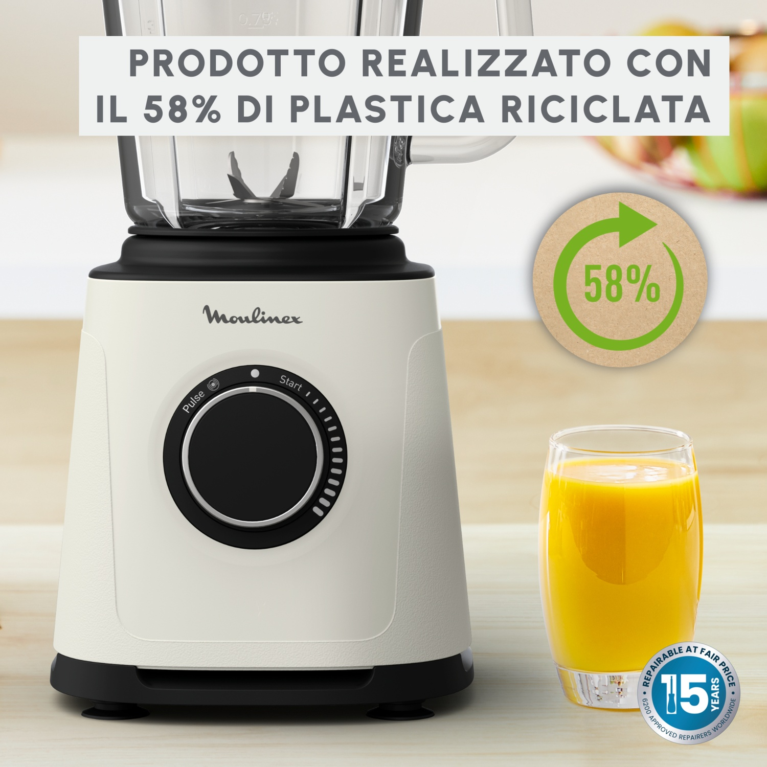 Un frullatore Moulinex bianco con un bicchiere di succo d'arancia. L'immagine include testo sulla plastica riciclata e un'icona del 58%.