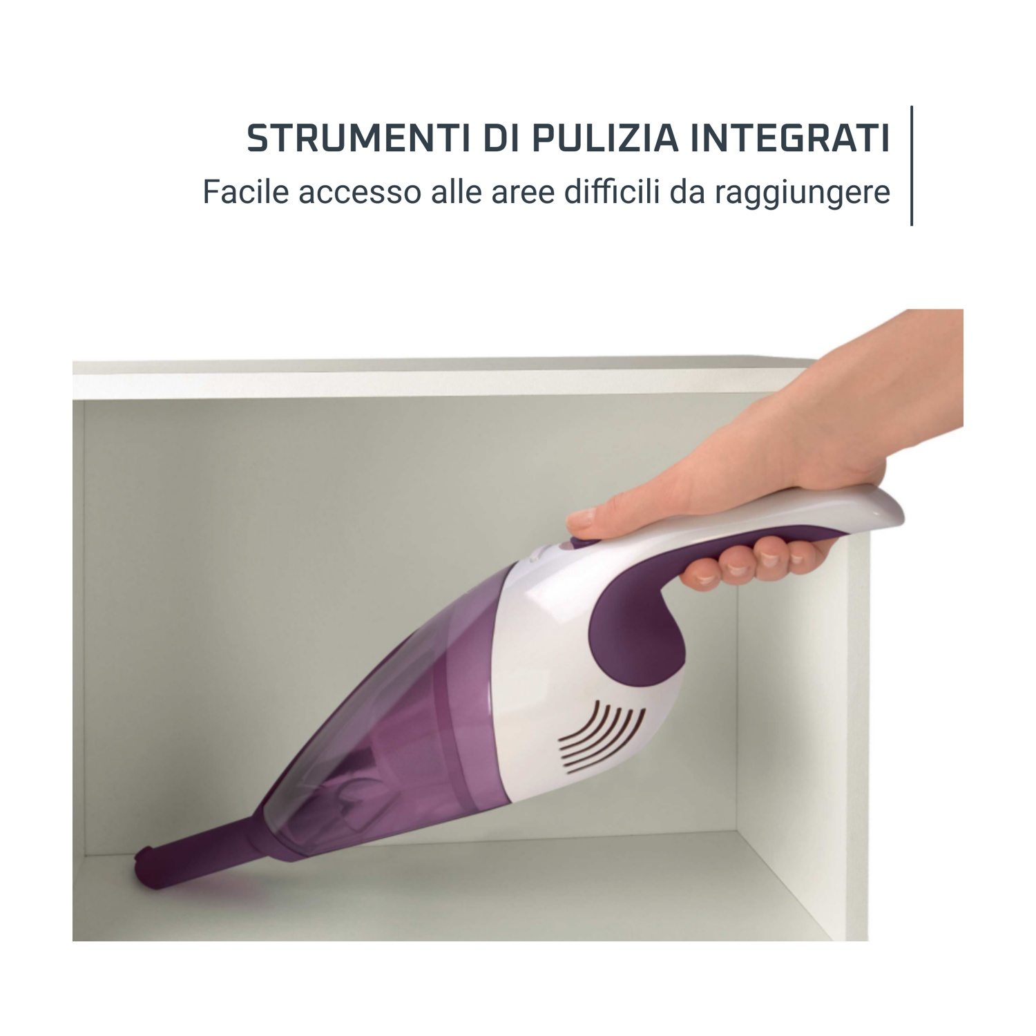 Una mano tiene un aspirapolvere portatile bianco e viola all'interno di un armadio bianco. Il testo in alto dice 'Strumenti di pulizia integrati'.
