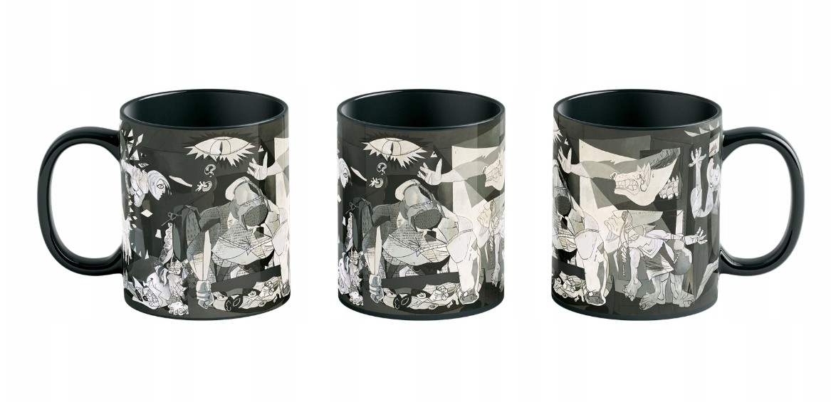 Trzy czarne kubki z grafiką inspirowaną Guernicą Picassa. Grafika przedstawia postacie, oczy i geometryczne kształty w skali szarości.