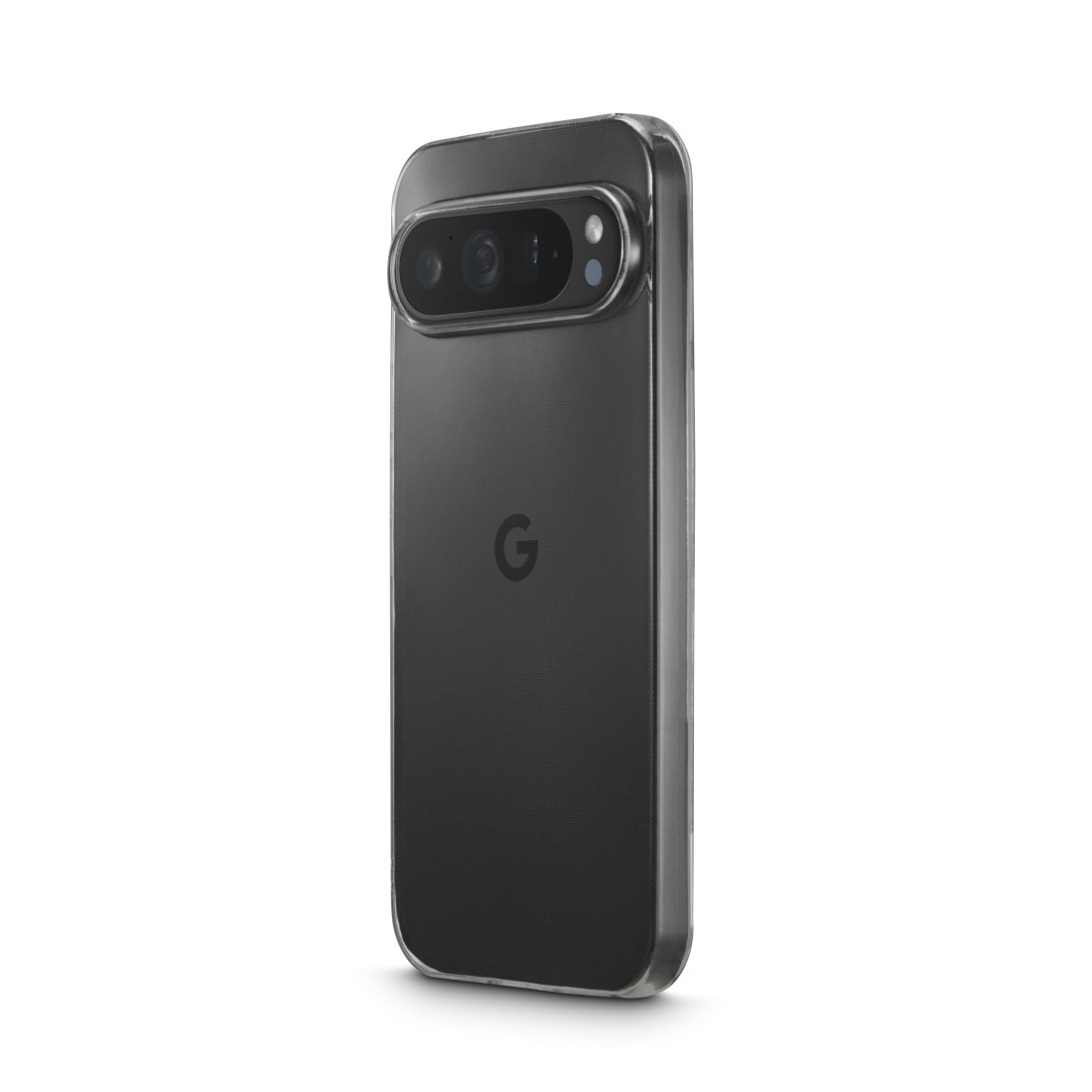 Ein schwarzes Google Pixel-Telefon in einer durchsichtigen Hülle ist leicht nach rechts geneigt, auf weißem Hintergrund.