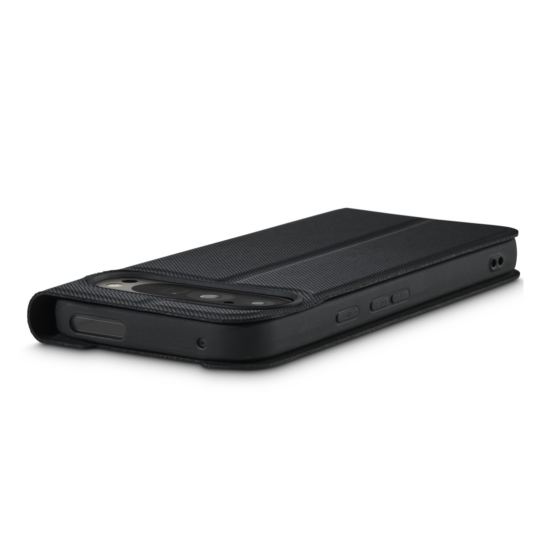 Eine schwarze Smartphone-Hülle mit strukturierter Oberfläche ist auf weißem Hintergrund zu sehen. Die Hülle ist leicht geöffnet und zeigt die Kamera des Telefons.