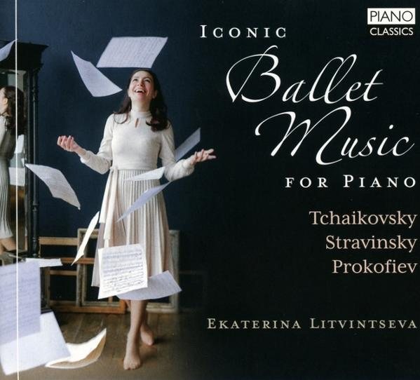 Frau in weißem Kleid wirft Notenblätter in die Luft. Ballet Music for Piano. Tschaikowsky, Strawinsky, Prokofjew. Ekaterina Litwintsewa.