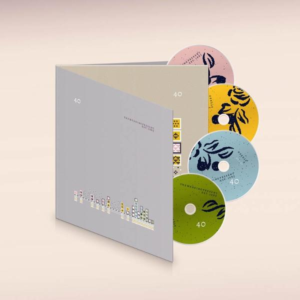 CD-Album mit mehreren bunten CDs. Das Albumcover ist grau mit der Zahl 40. Die CDs sind rosa, gelb, blau und grün.