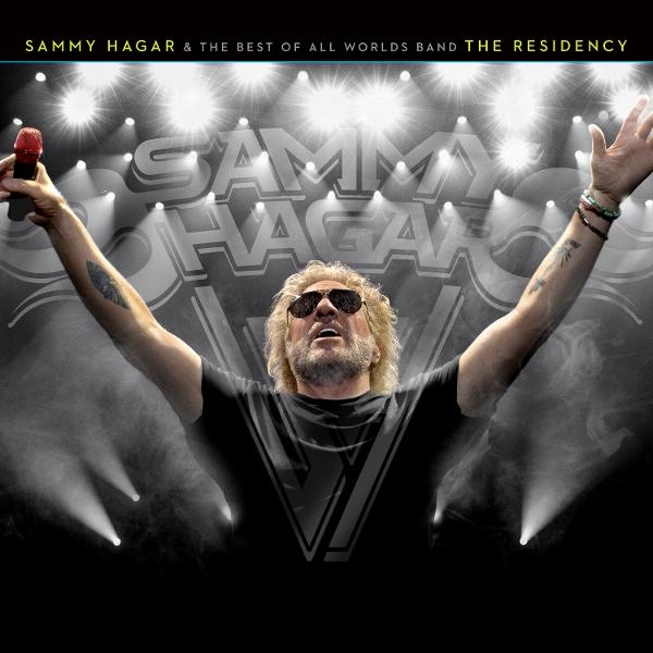 Sammy Hagar auf der Bühne, Arme erhoben. Sonnenbrille, Mikrofon und Bandname im Hintergrund mit Bühnenbeleuchtung.