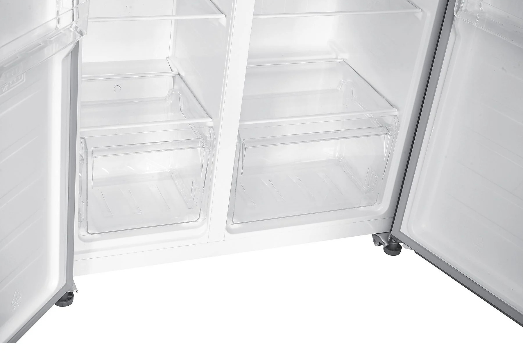 Otwarta lodówka z przezroczystymi plastikowymi szufladami i półkami. Wnętrze jest białe.