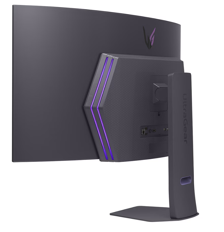 Koyu gri bir LG UltraGear monitörünün arka görünümü. Mor aydınlatma vurguları ve bir standı var. Logo sağ üstte görülebilir.