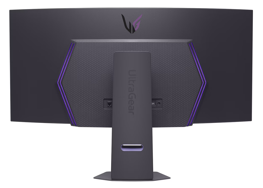 Kavisli bir LG UltraGear monitörün arkası. Mor bir vurgu ile koyu gridir. Standın üzerinde UltraGear adı var.