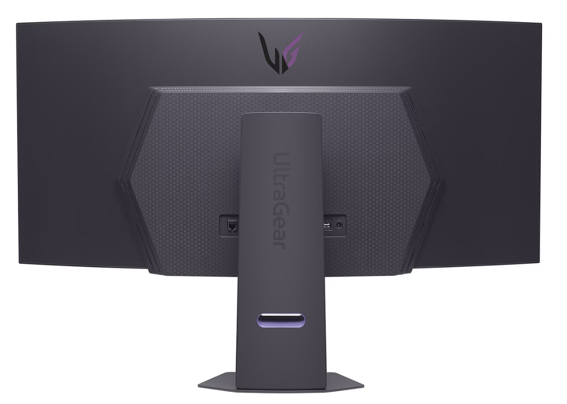 Kavisli bir monitörün arkası. Standlı koyu gri. Ultragear markası görünür. Bağlantı noktaları ve logo mevcut.