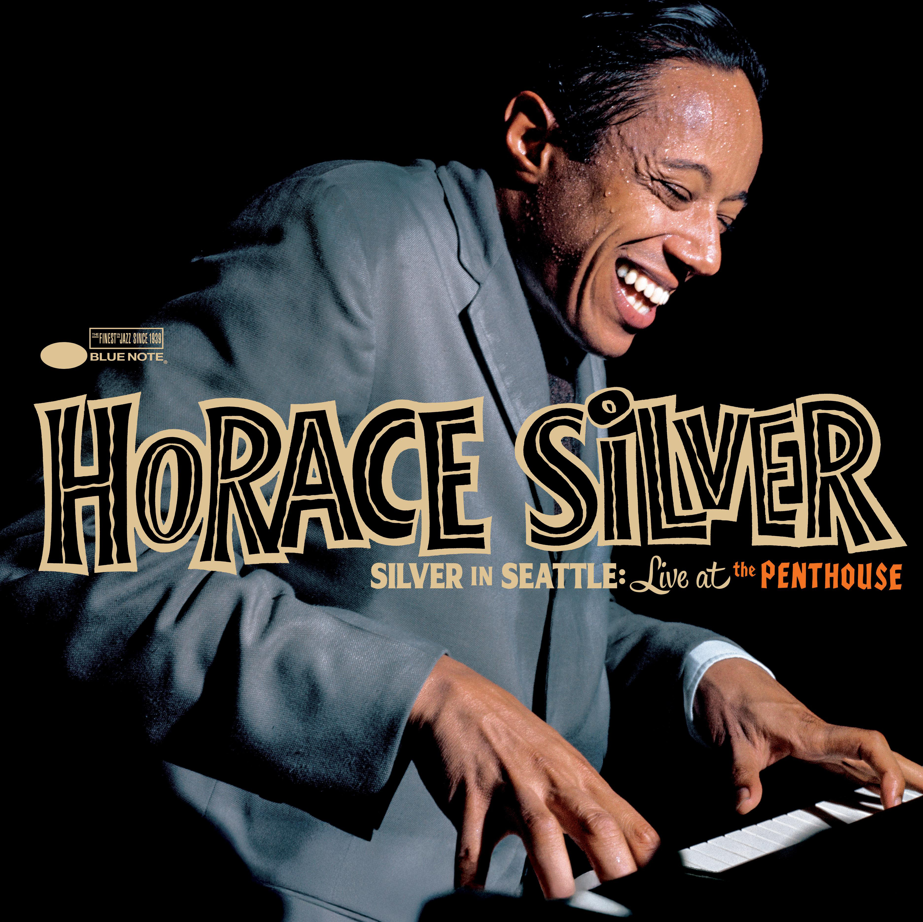 Albumcover von Horace Silver am Klavier. Er lächelt und schwitzt. Der Text lautet "Horace Silver" und "Silver in Seattle."