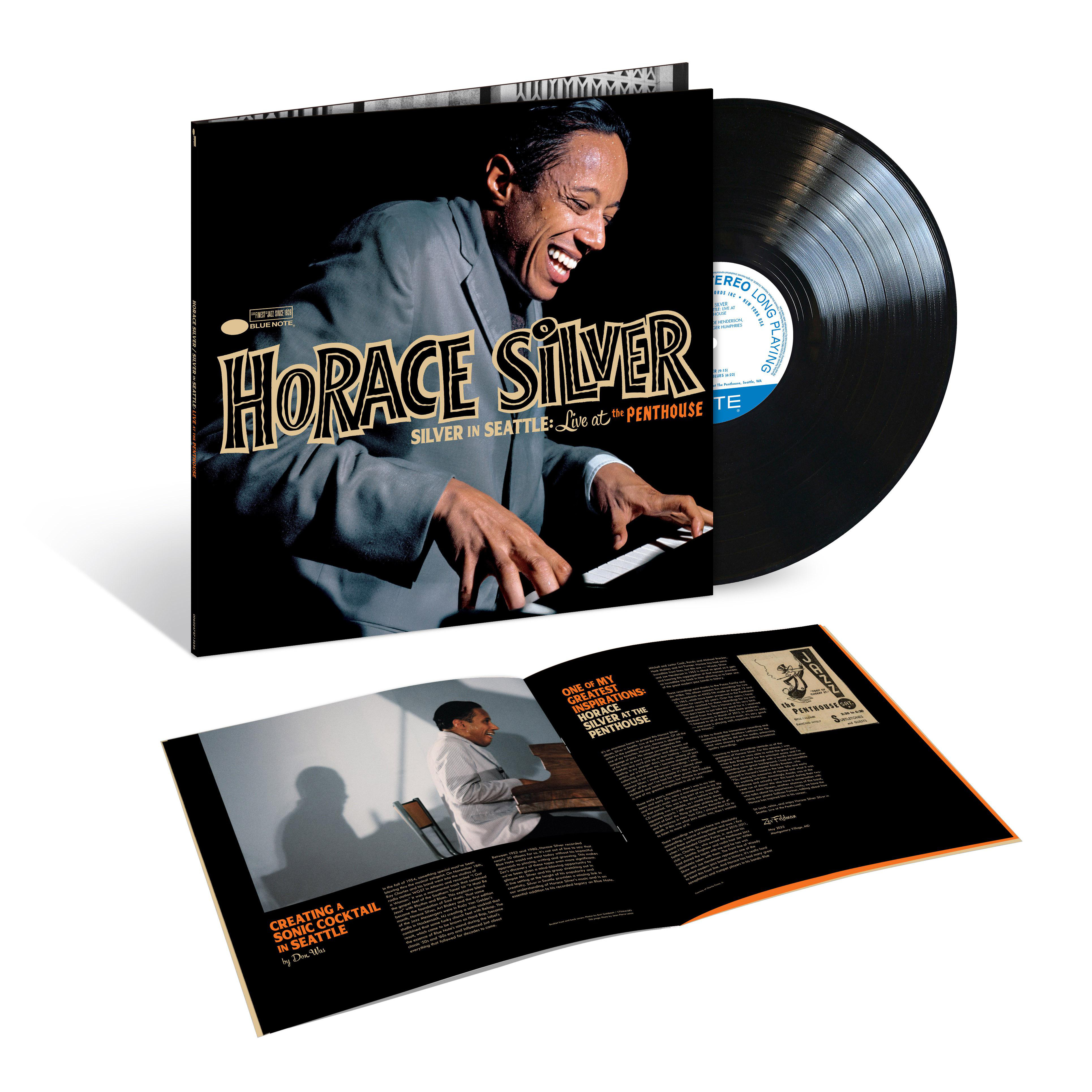 Albumcover mit Horace Silver, der lächelt, einer Schallplatte und einem geöffneten Booklet.