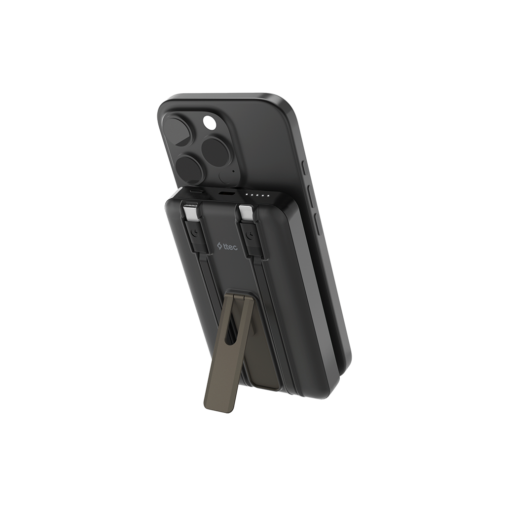 Siyah iPhone'a bağlı bir powerbank. Powerbank'in bir standı var ve iPhone'un kamera lensleri görülebilir.