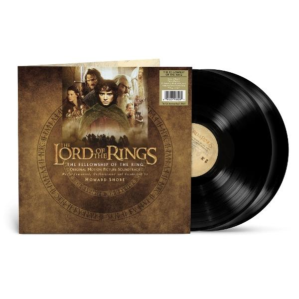The Lord of the Rings Soundtrack-Vinylplatte. Kunstwerk mit Charakteren. Zwei schwarze Schallplatten rechts.